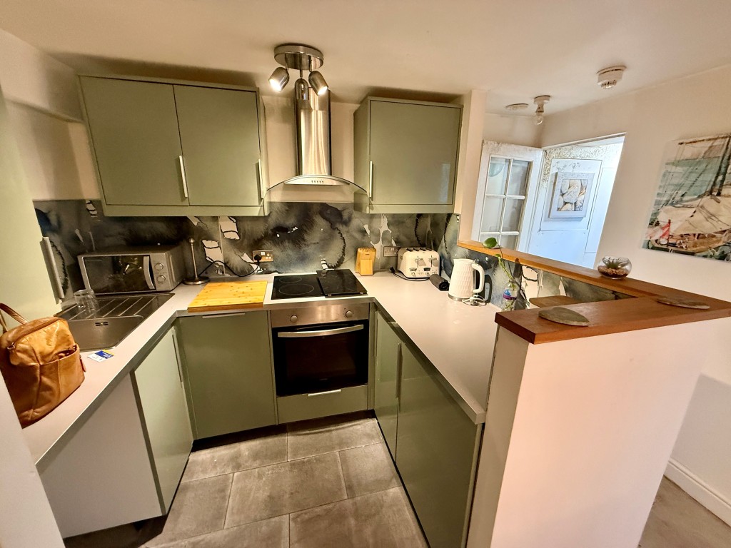 Lot: 143 - VACANT ONE-BEDROOM FLAT - Kitchen